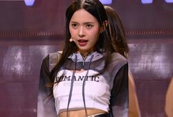 1位に輝いた美しすぎるミャンマー出身の23歳練習生、ウエストを大胆に出したワイルドな衣装で会場を魅了！ラップパートも意気揚々とこなしリベンジ勝利へ