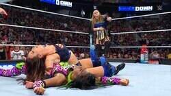 女子レスラーが“尻と尻で”真っ向勝負！？　空中ヒップアタック炸裂→巨尻爆弾でカウント阻止…凄まじい応酬に「フラフラやん（笑）」「なんだこれw」ファン驚愕