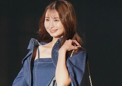 「ミスユニバーシティ2023」グランプリ鈴木梨恩、爽やかなデニムワンピースで美デコルテ披露！地元静岡で笑顔振りまく