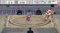 「すごい音したぞ」土俵から“回避不能”の前向き落下 平然と戻ってくる力士のタフネスとバランス感覚