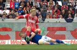 あわや大事故「一発退場だろ！」 堂安律、危険すぎる“人間魚雷”スライディングで吹っ飛ぶ　空中で一回転する衝撃シーン