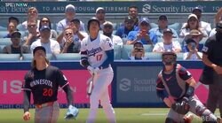 打った瞬間に確信歩き！ 大谷翔平、特大37号アーチで“バットを持ったまま”で約3秒…文句なしの一発を物語る“圧巻ムーブ”