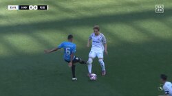 「ストッキング破れてるやん」危険な足裏タックル炸裂　2分で2枚、両チームにイエローカード連発の荒れた試合にファン騒然｢荒すぎ」「サッカーしてくれよ」