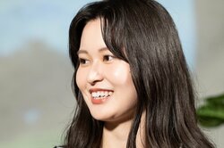 “雨宿りしたい下乳”24歳グラドル、胸元＆美脚あらわな姿で男性陣にセクシー攻撃「下入ります？」