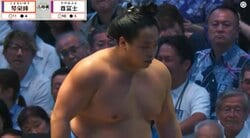 「お客様は大丈夫ですか？」力士が客席に…元若乃花“ヒヤヒヤ” お客さんも“お口あんぐり”で対戦相手も心配顔