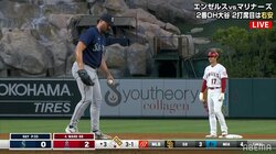 「やだやだ」？「無理だって」？大谷翔平、ベース上で見せたボブルヘッド人形ばりの“首ぶんぶん”「何首振ってんのかわいい」とカメラも注目
