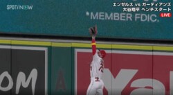 “抜ければ長打”の痛烈打球を軽々キャッチ！大谷翔平の同僚・キャベージが魅せたスーパープレーにファン歓喜「キャベツさんナイス」「ナイスキャーッチ」