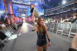 「愛すべき動画だ」極悪ヒール女子がみせた“母の姿”…祭典で劇的勝利→ベルトと“愛娘”抱え引き下がる「表情」が話題に