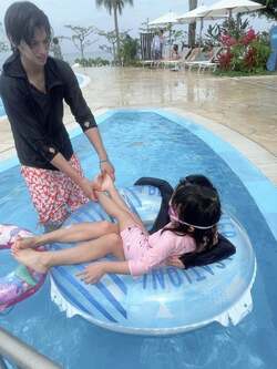  アレク、石垣島旅行でプールを満喫する様子を公開「のんちゃん 出産前最後の旅行です」 