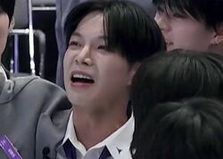 残酷すぎる脱落式「最年長の僕はもういくよ」30歳の練習生、非情な別れに仲間たちも涙止まらず…32人が一挙に脱落