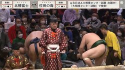 親方のユーモアで館内のざわめきが一変 “笑いと拍手”に包まれる珍事 土俵から転落の力士が直撃も咄嗟の行動に反響