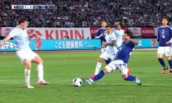嘘だろ！？佐野海舟が“PK緊急回避”…スライディング→足を畳む神業に「意味わかんねえよ」「引けるもんなん！？」