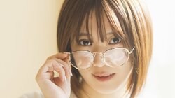 人気急上昇中の声優・夏吉ゆうこ1st写真集から先行カット 貴重なメガネ姿や私物のギターをかき鳴らす様子