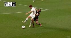 板倉滉が審判にブチギレ！あれでファウルかよ… 爆速スピードで強烈エルボー炸裂→相手FWの顔面に直撃した瞬間　一発ノックアウトで次節出場停止