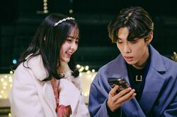 齊藤なぎさの耳にそっと触れ「君のことをもっと知りたい」イケメンK-POP練習生が直球アプローチ『花束オオカミ』第1話