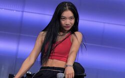 マイクを蹴り倒すパフォーマンスに会場熱狂！17歳練習生の暴れまくったステージに審査員も衝撃「うまいだけじゃない！」