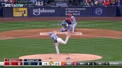 満塁で迎えたコントラレス兄弟対決  強打がウリの兄を前に弟の配球は…息を呑む対戦に視聴者も熱視線「痺れるな」