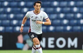 「凄いメンツ」カタールW杯現地解説の槙野、バルデラマはじめ各国レジェンド3人との2ショット披露「伝説でしかない御三方」