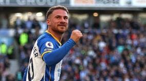 ブライトンに帰ったマカリステル、「W杯優勝の再現セレモニー」で迎えられる