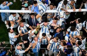 「みんなインスタグラムをチェックしてる」アルゼンチン代表はトロフィーよりもスマホに夢中？晩餐会の様子が話題に