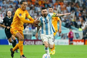 【W杯】オランダの16年越し“包囲網”を粉砕　メッシに海外注目「35歳となって同じことをしている」