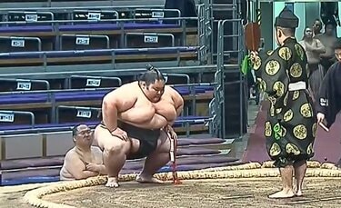 土俵の降り方が「かわいい」226キロの超巨漢力士、“まさか”の行動に