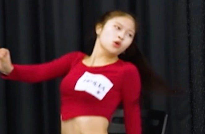 椅子を絡ませ…17歳美女の激しいダンス