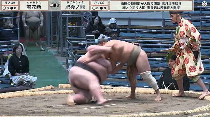 「変わった決まり手」「空気投げ」体重約2倍の225キロ巨漢を一瞬の妙技で撃破 2人同時にゴロンで館内「おぉ」どよめき 3枚目