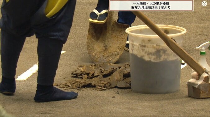 「あぁ、土俵に穴が」「なんか出てきた」大相撲千秋楽、最後の最後に驚きの光景「これは初めて見た」カメラが捉えた貴重な瞬間 5枚目