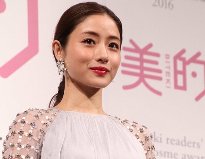 石原さとみ、芳根京子との“美人姉妹ショット”に絶賛の声「光り輝くオーラが見える」 1枚目