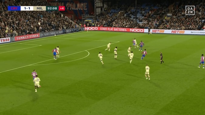 ファン熱狂！ 鎌田大地の“完璧スルーパス”が「絶品」「値千金レベル」４人に囲まれる→決定機演出の一部始終 3枚目