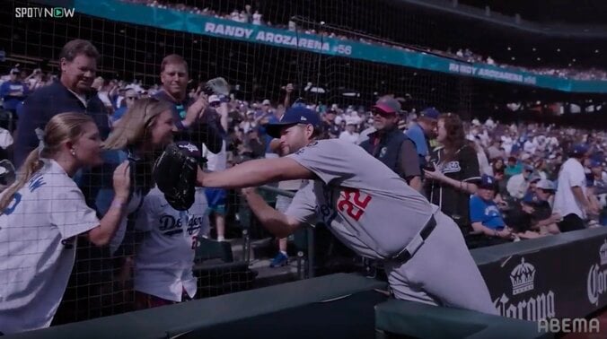 ド軍カーショー、家族の元へ駆け寄り誓った“健闘” 登板前の敵地で広がった感動光景…積み上げた「455」に球場が贈った“賛辞” 2枚目