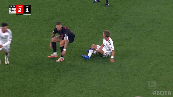 「何するんだ！」堂安律が“足裏タックル”被害で悶絶…「一発退場レベル」レヴァークーゼン主将の危険プレーに批判殺到 5枚目
