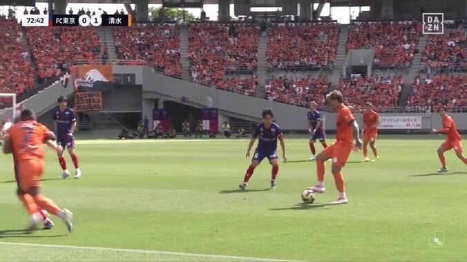 漫画かよ！Jリーグで決まった豪快過ぎる“投げ技”一本「これはいい大腰」「柔道きたな」華麗ななぎ倒しにSNS沸騰 2枚目