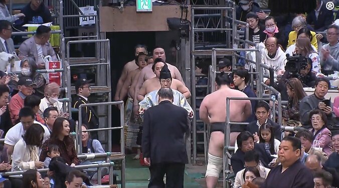 大相撲春場所、“風物詩“のお姉さんが見せた咄嗟の気遣いに「素敵」「力士への配慮やね」称賛の声 土俵入りで思わぬ一幕 4枚目