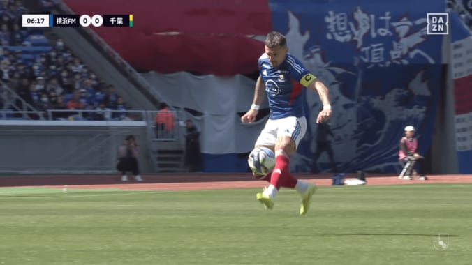 小野伸二クラスの神業！マリノスFWの“空中トラップ”にSNS騒然「やばいって」「タッチうますぎ」後方からの40mパスをビタ止めした瞬間 4枚目