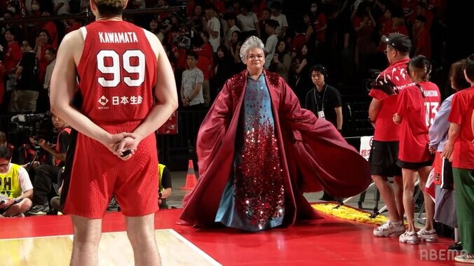 圧巻！“世界で３人”男性ソプラノ、「もはや弦楽器」の国歌独唱が話題「頭から高音はすごい」「鳥肌が立った…」岡本知高の“奇跡の歌声”に感動続々【バスケ男子日本代表】 4枚目