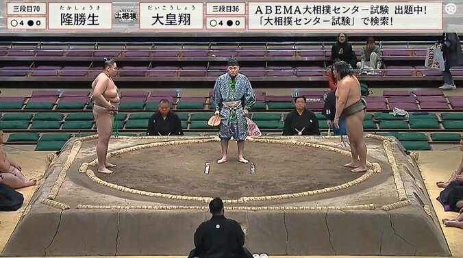 写真左が三段目七十枚目・隆勝生（常盤山）