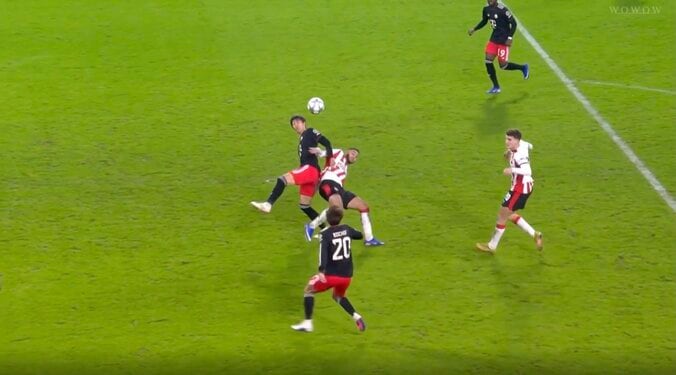 【写真・画像】吹っ飛ばした！？ 伊藤洋輝、目を疑う“まさかの光景”「すげえw」「強いな」相手エースをフィジカルで圧倒「強靭すぎる」　1枚目