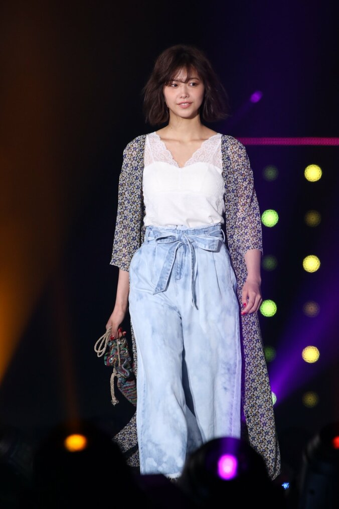 欅坂46・渡邉理佐が単独で東京ガールズコレクションに登場 2枚目