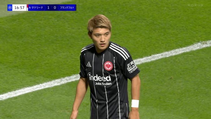 【写真・画像】爆竹の投げ入れ、燃え盛る発煙筒…伊東純也ら日本人８選手出場のダービーが大荒れ！サポーターの愚行で試合中断「やりすぎだろ」「水を差すな」SNS騒然　2枚目