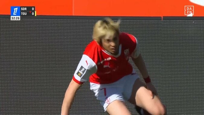 嘘だろ！伊東純也、ひとり爆走の超加速20mスプリントが話題に「どんだけ速いんだよ」「それ追いつくんかい」とんでもない爆速でボール回収した瞬間 2枚目