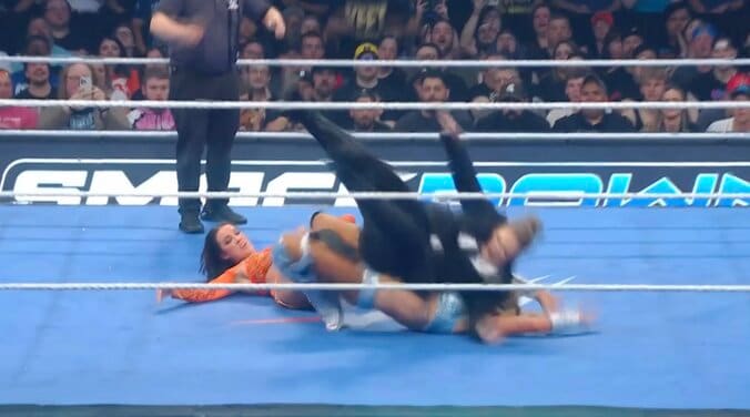 パイパーのダイブで“ブリッジ固め”シャーロットが崩れ落ちる