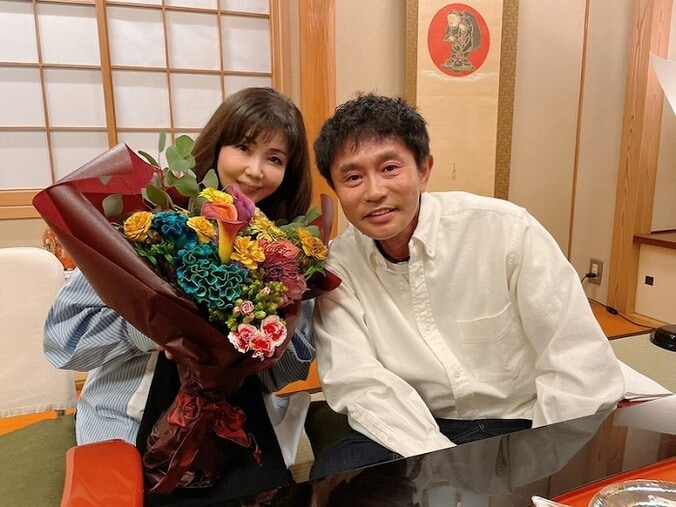  小川菜摘、32回目の結婚記念日を迎え夫・浜田雅功との2ショットを公開「嬉しいひと時」  1枚目