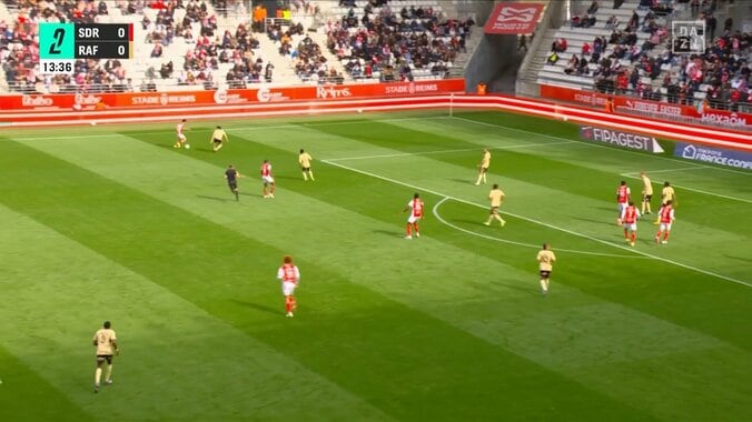 一体何した？中村敬斗、完全個人技で絶好チャンス創出「良いコースだな」カットイン→意表をついたニア打ち抜きショット炸裂の瞬間 5枚目