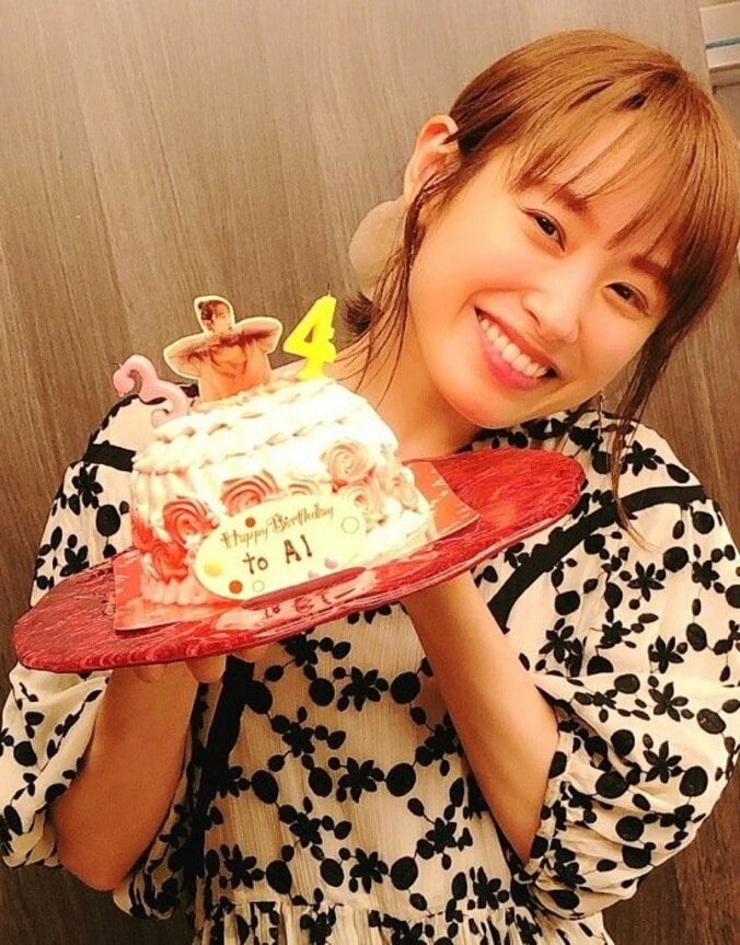 あべこうじ、妻・高橋愛の誕生日ケーキを公開「ケーキがドレスになっている」 1枚目