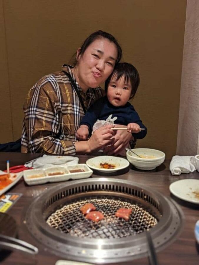  チェリー吉武、家族で初めて焼肉屋へ「交代しながら食べてました」  1枚目