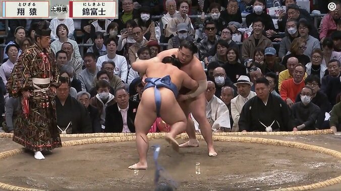 「蹴ったw」「蹴飛ばした」幕内の取組で“珍光景” 咄嗟の判断と行動に館内どよめき 4枚目