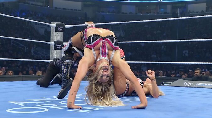 “すごい角度”のブリッジ八の字固め