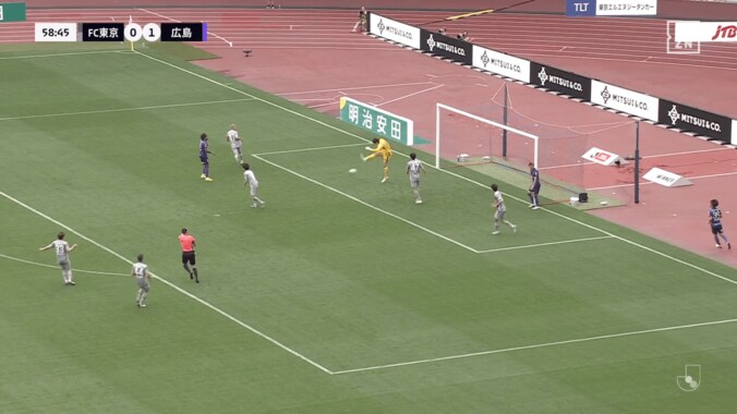 「何やってんだ…」FC東京守護神が“衝撃キックミス”で痛恨失点！「スカッちゃったね…」「擁護できん」「定期的にポカする」チームメイト唖然＆ファン落胆 4枚目